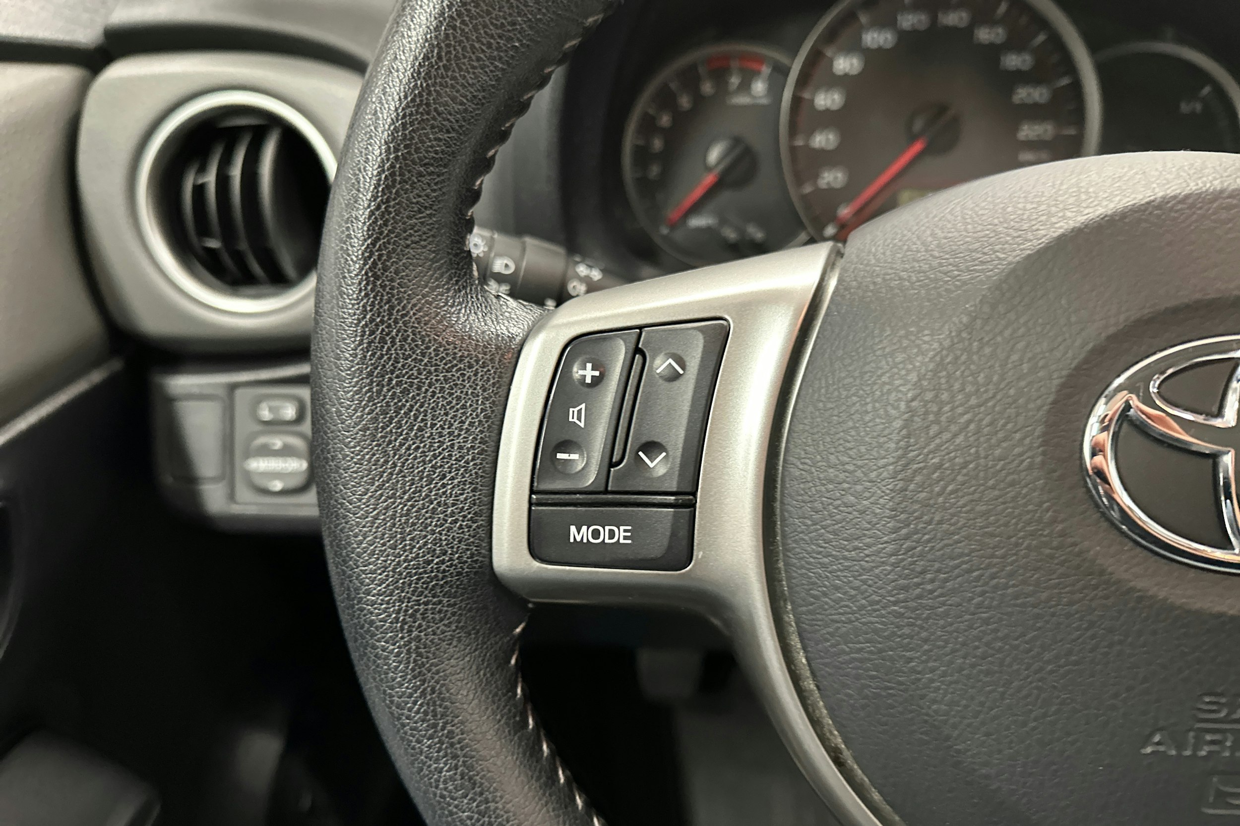 punainen Toyota Yaris 2014 kuva 14.