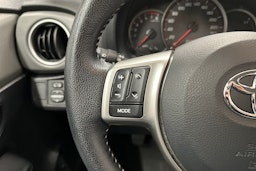 punainen Toyota Yaris 2014 kuva 14.