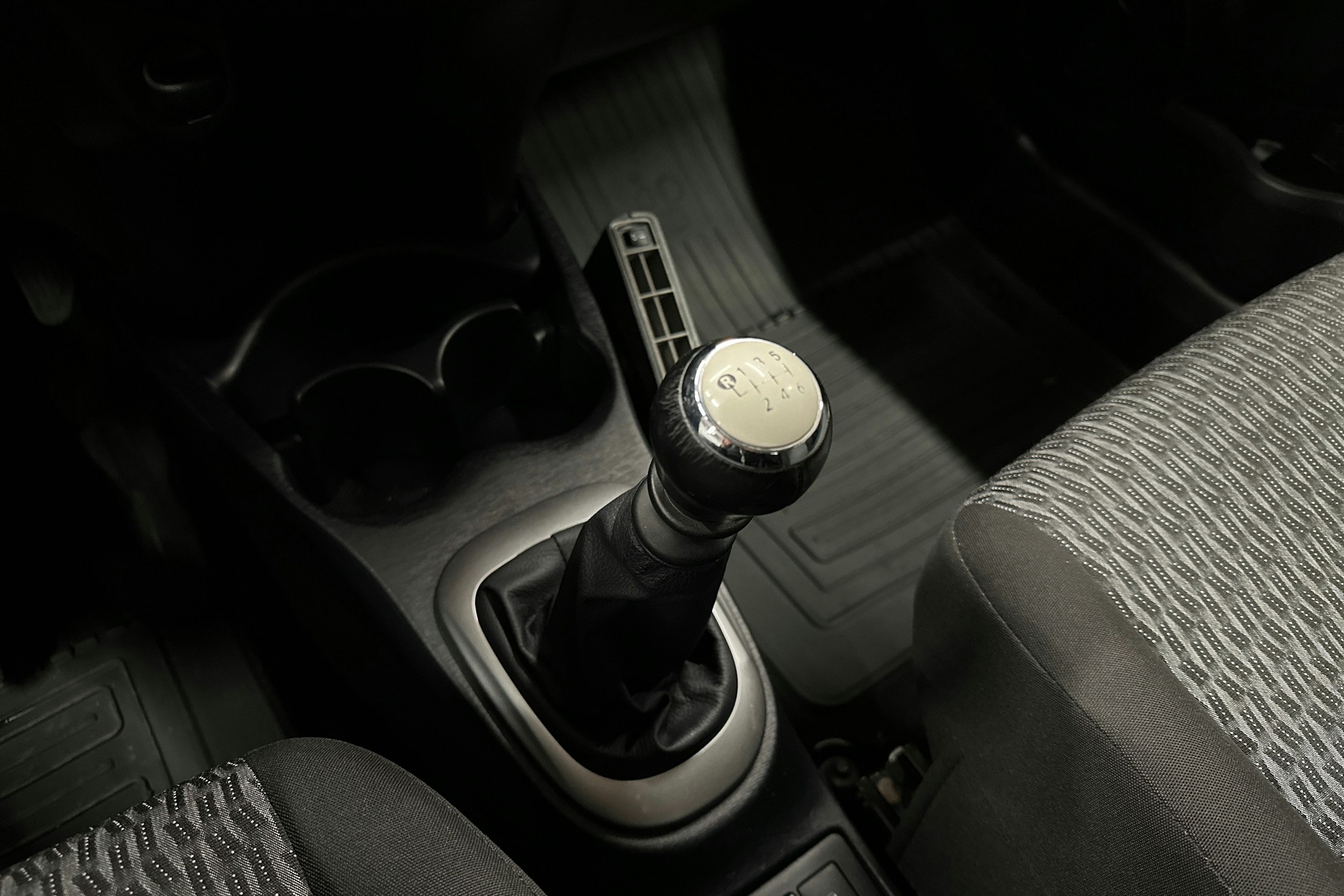 punainen Toyota Yaris 2014 kuva 21.