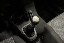 punainen Toyota Yaris 2014 kuva 21.