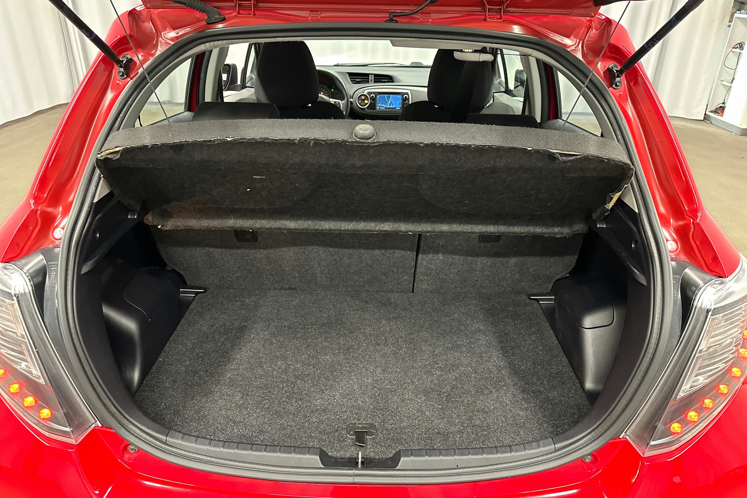 punainen Toyota Yaris 2014 kuva 24.