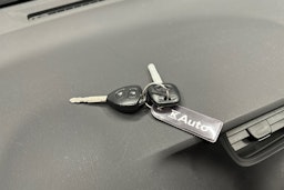 punainen Toyota Yaris 2014 kuva 25.
