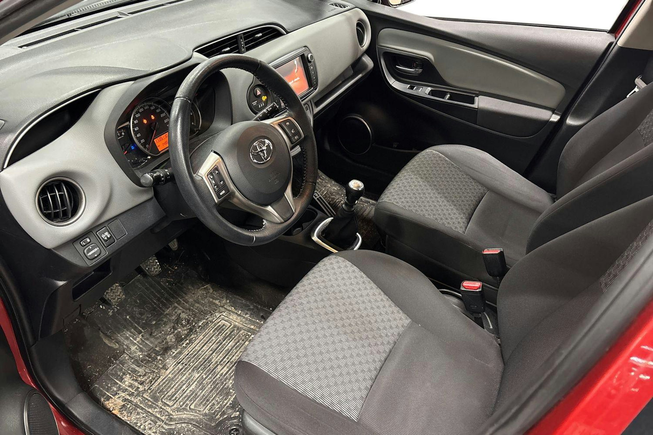 punainen Toyota Yaris 2014 kuva 3.