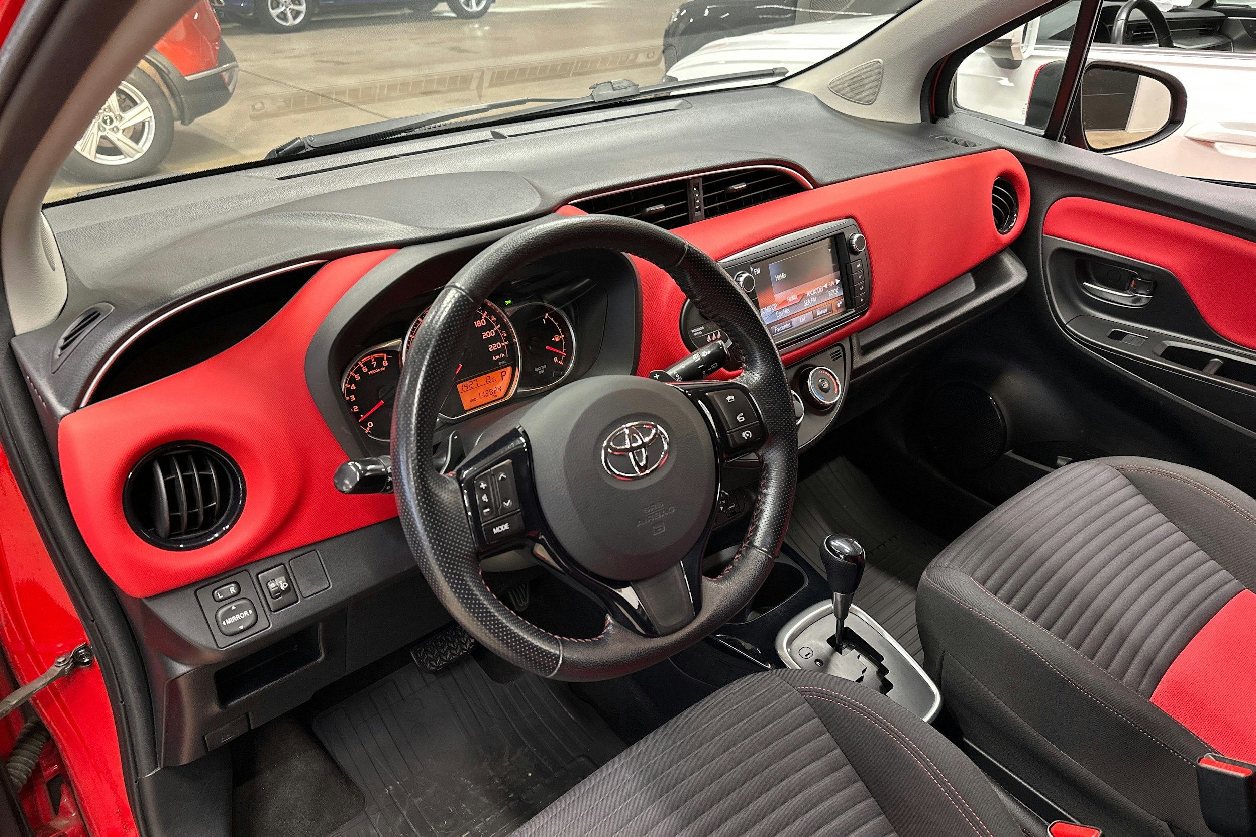 punainen Toyota Yaris 2014 kuva 6.