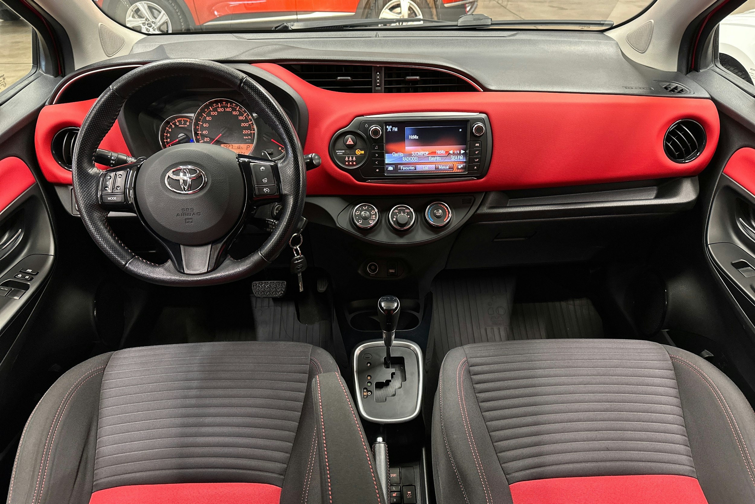 punainen Toyota Yaris 2014 kuva 7.