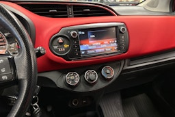 punainen Toyota Yaris 2014 kuva 17.