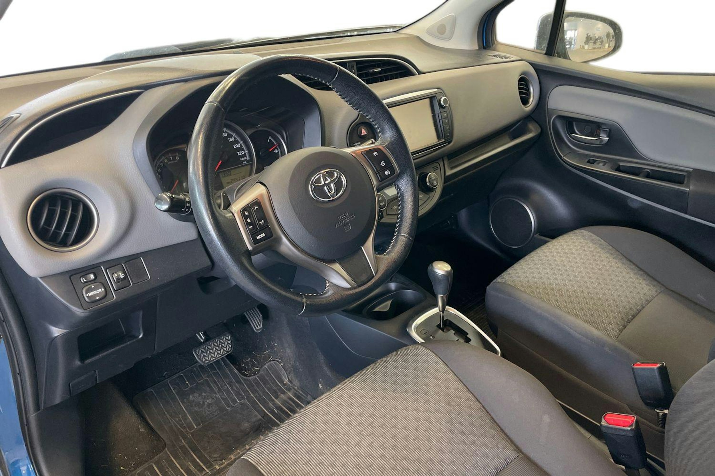 sininen Toyota Yaris 2015 kuva 3.