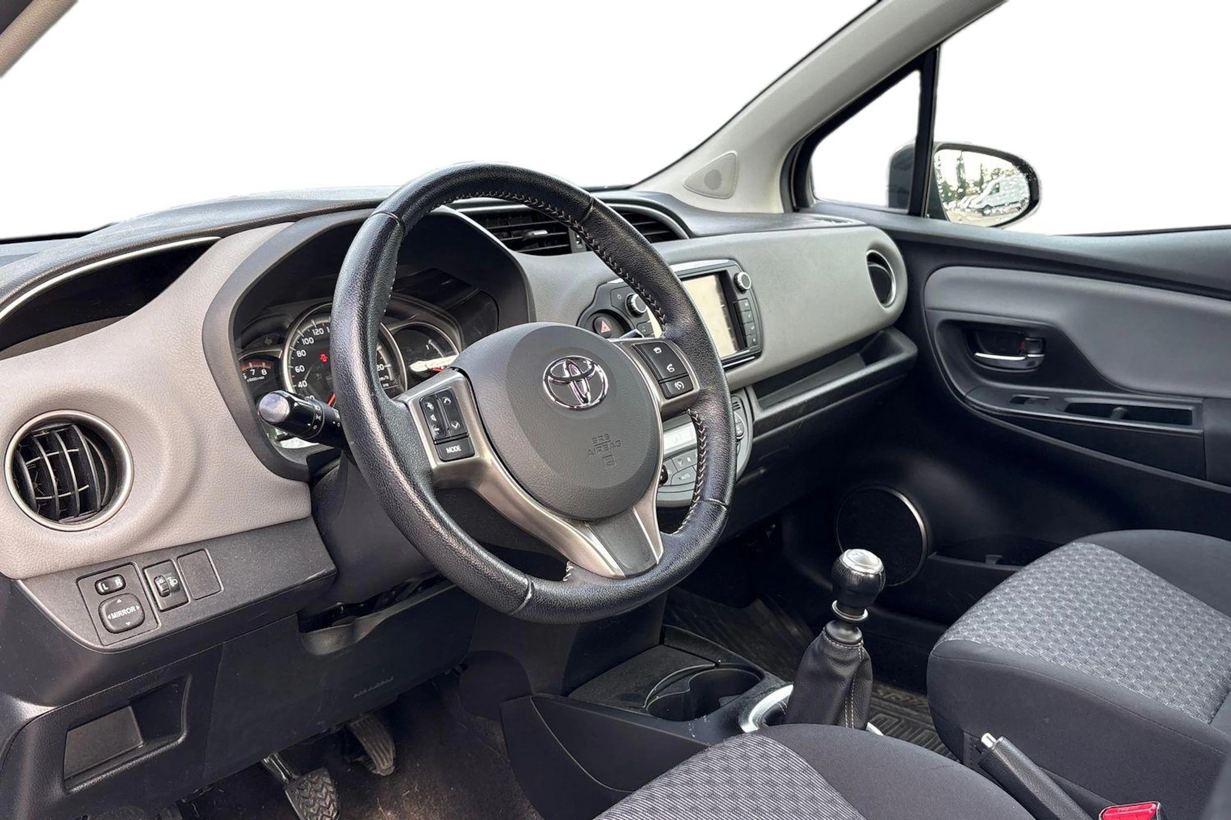 ruskea (beige) Toyota Yaris 2015 kuva 3.