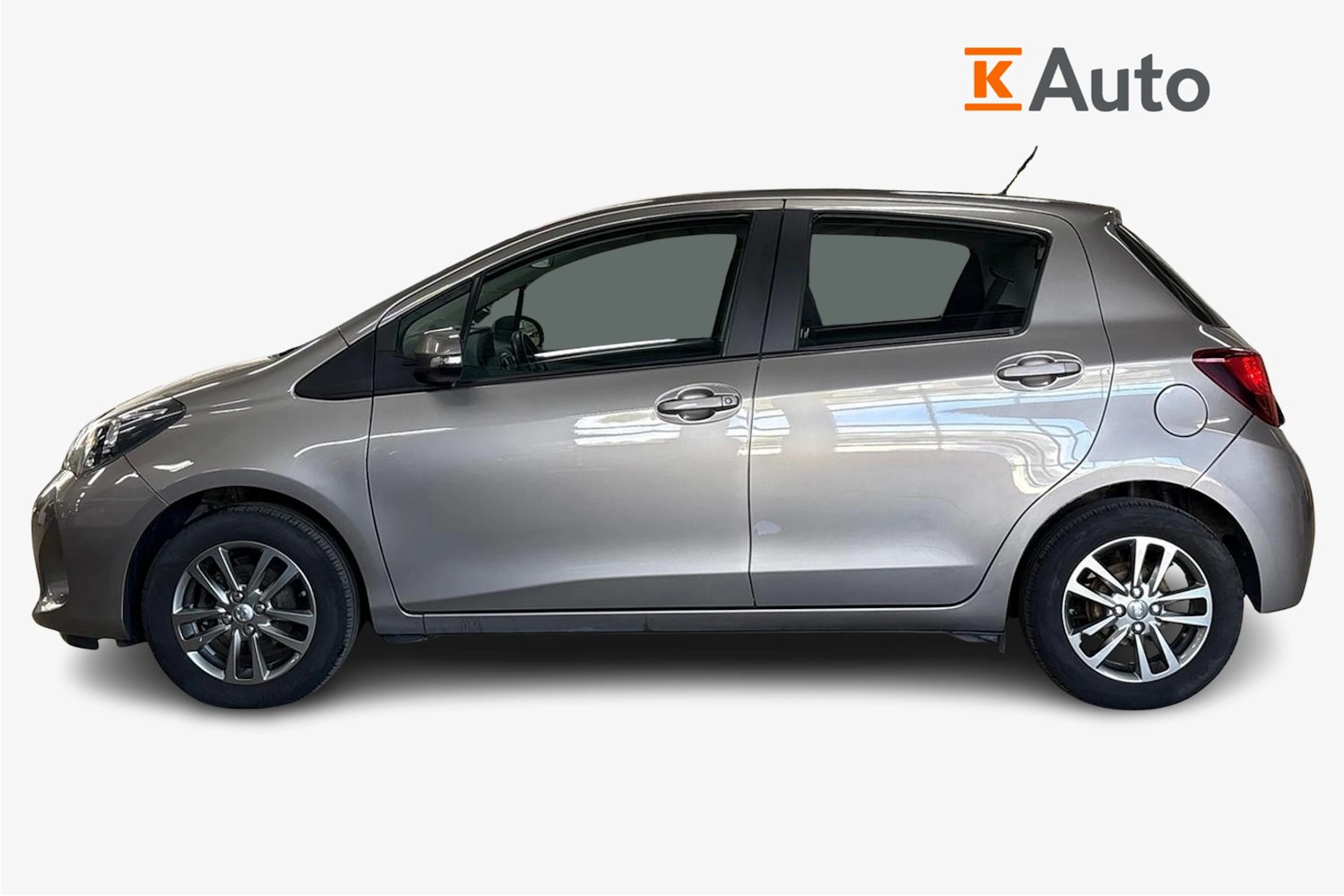 ruskea (beige) Toyota Yaris 2015 kuva 5.