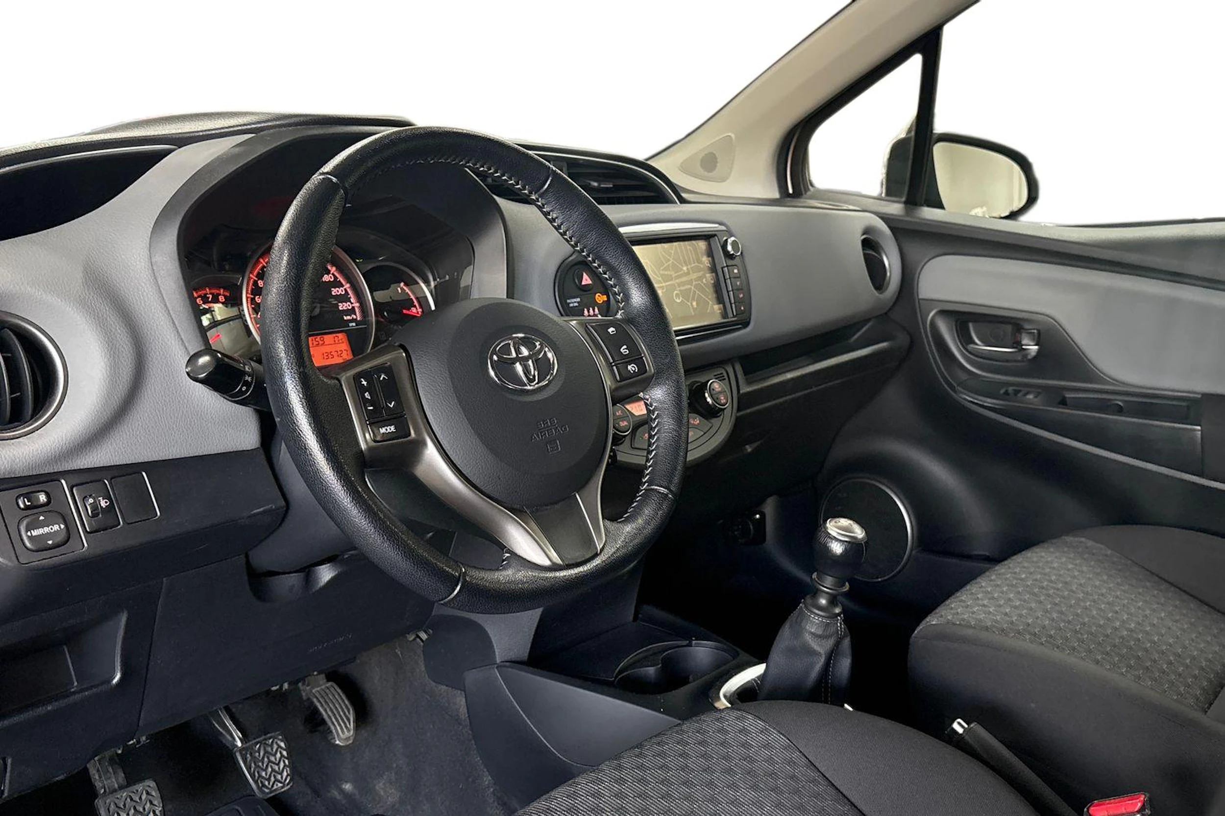 ruskea (beige) Toyota Yaris 2015 kuva 6.