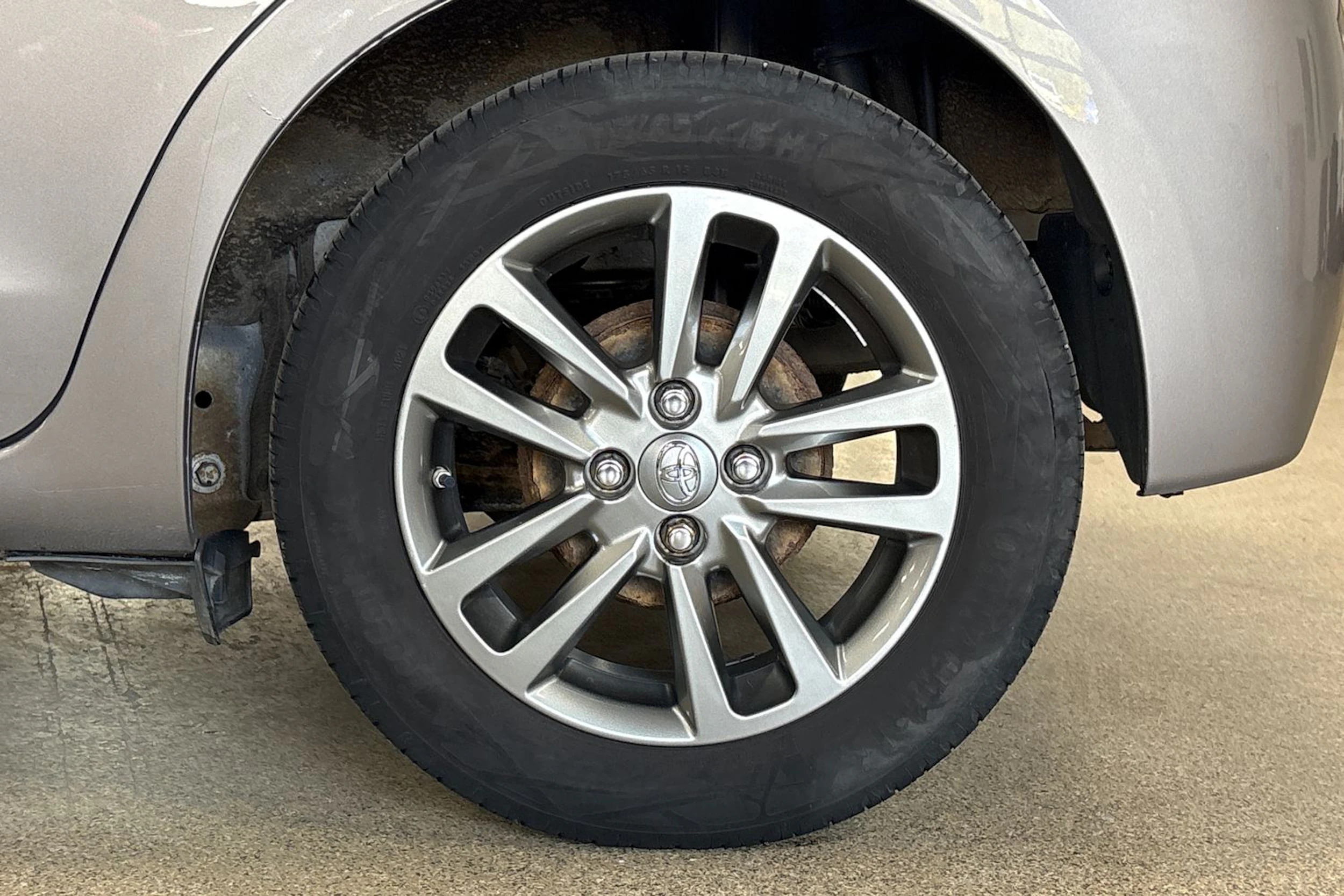 ruskea (beige) Toyota Yaris 2015 kuva 10.