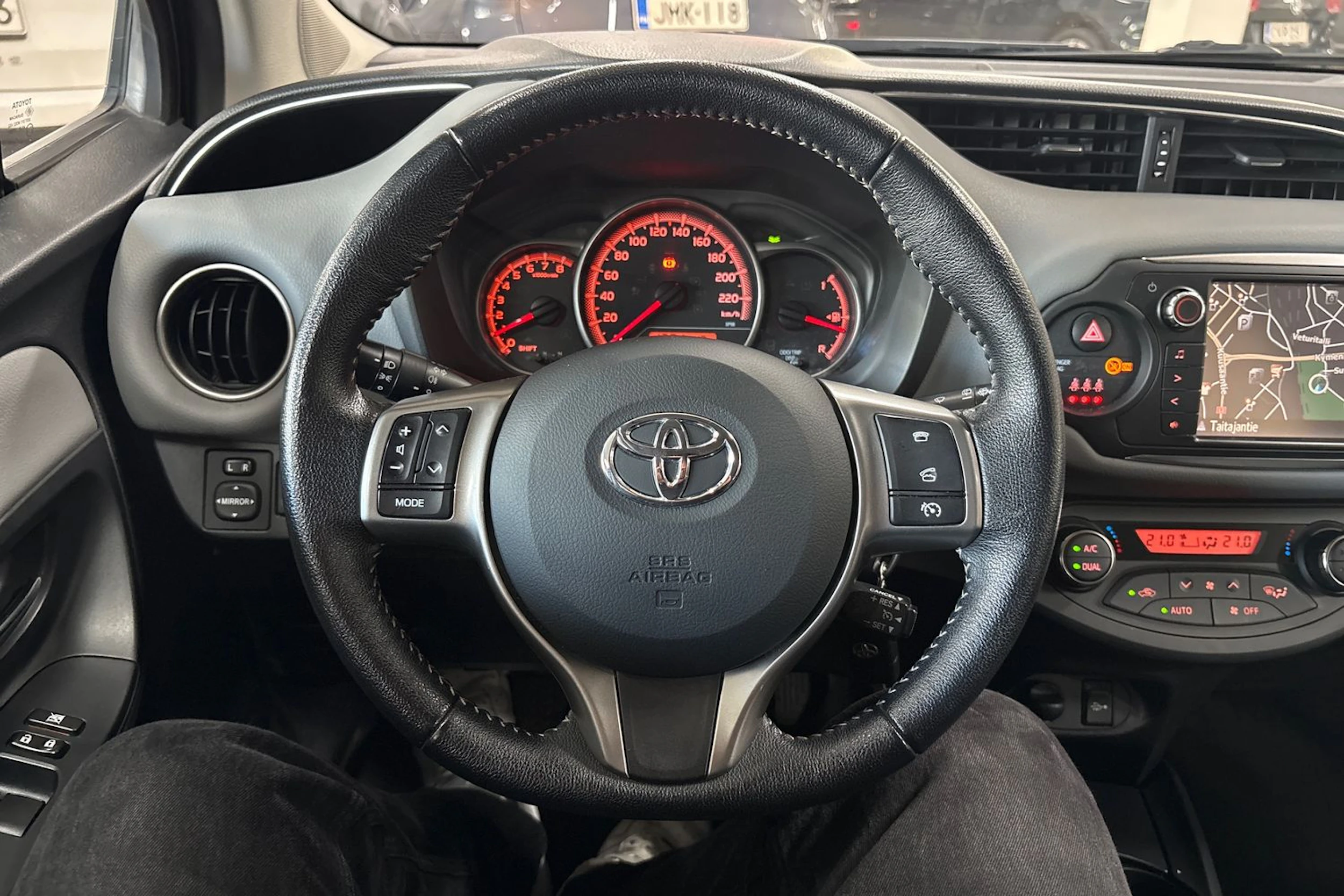 ruskea (beige) Toyota Yaris 2015 kuva 11.