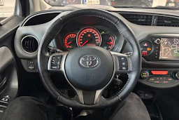 ruskea (beige) Toyota Yaris 2015 kuva 11.