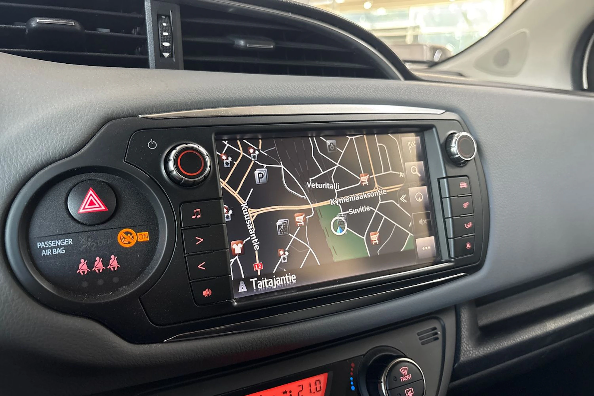 ruskea (beige) Toyota Yaris 2015 kuva 13.