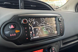 ruskea (beige) Toyota Yaris 2015 kuva 13.