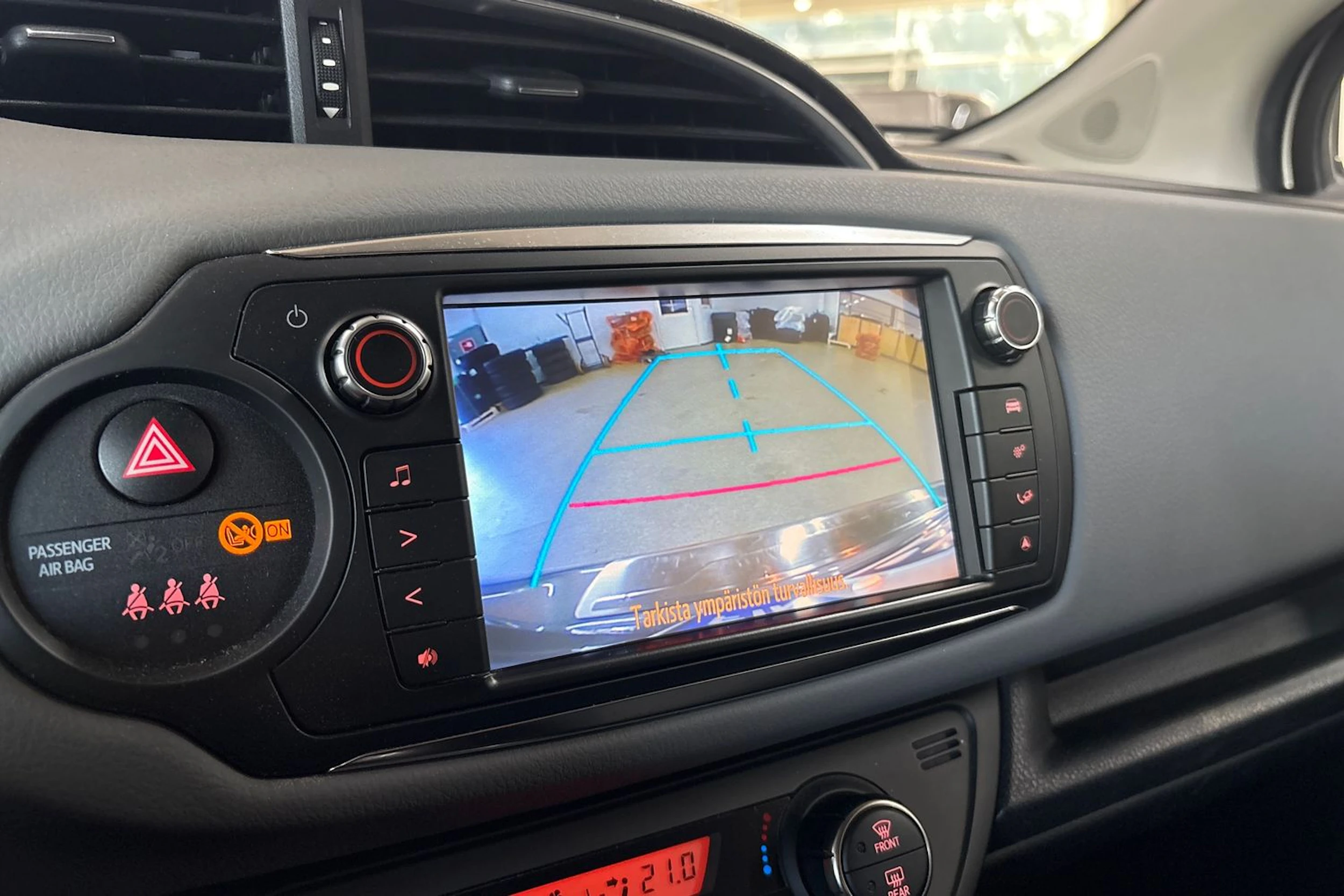 ruskea (beige) Toyota Yaris 2015 kuva 14.