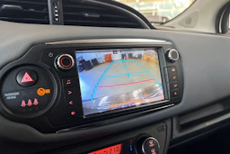 ruskea (beige) Toyota Yaris 2015 kuva 14.