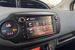 ruskea (beige) Toyota Yaris 2015 kuva 15.