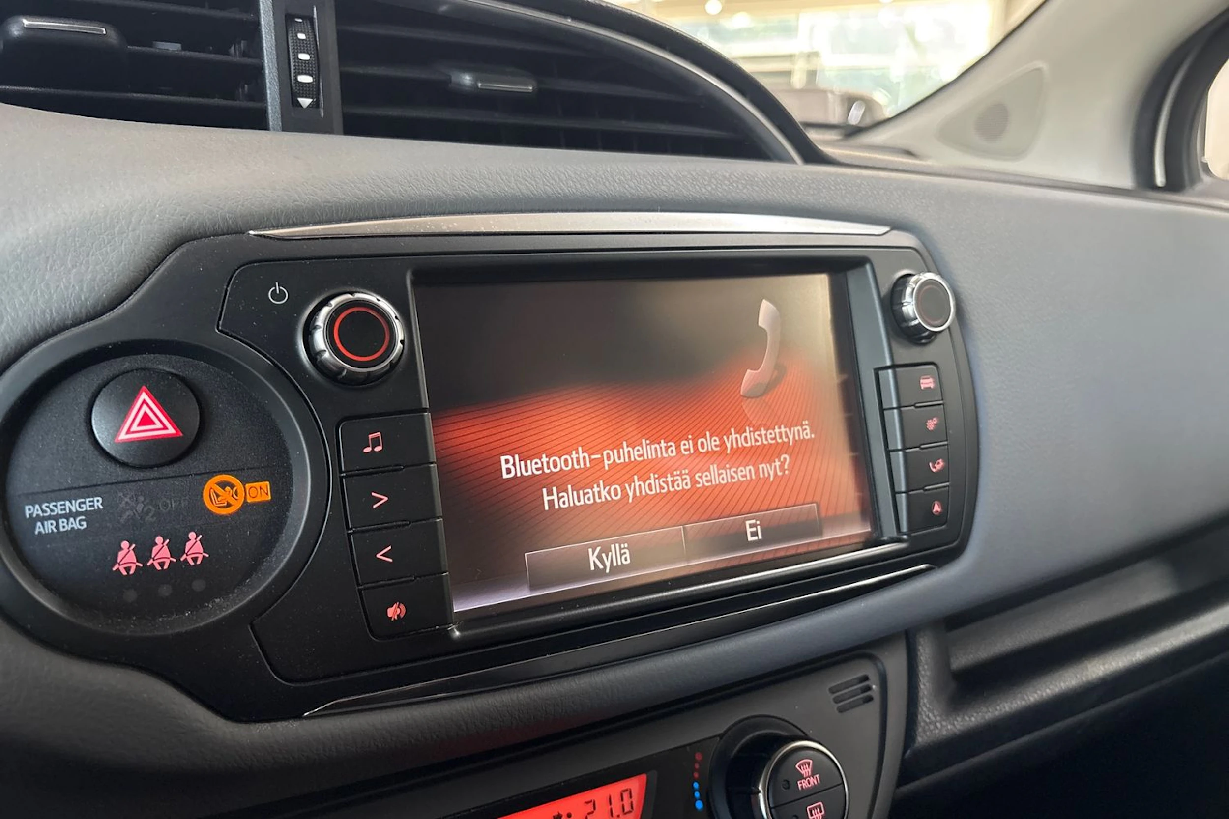 ruskea (beige) Toyota Yaris 2015 kuva 16.