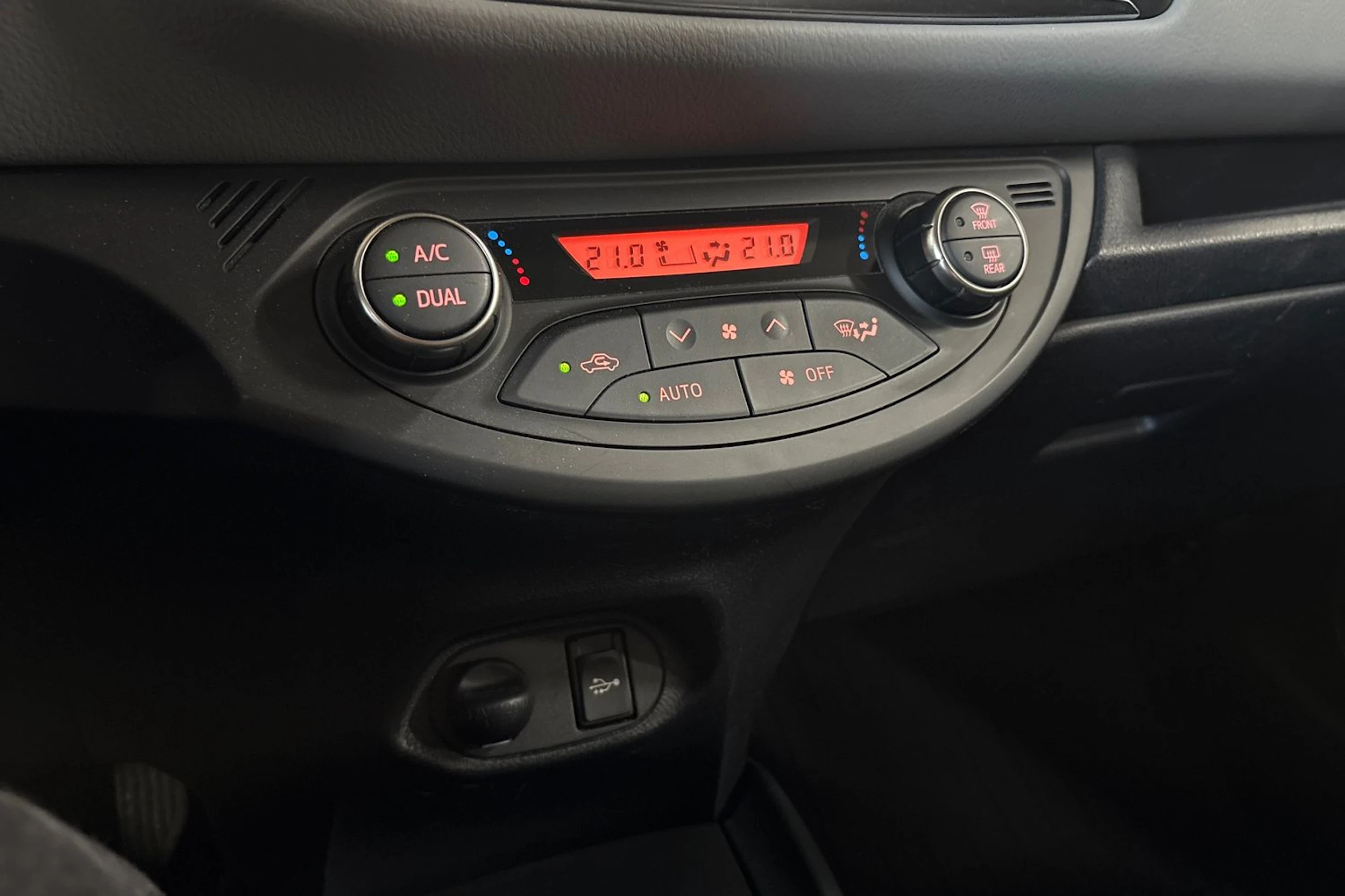 ruskea (beige) Toyota Yaris 2015 kuva 17.
