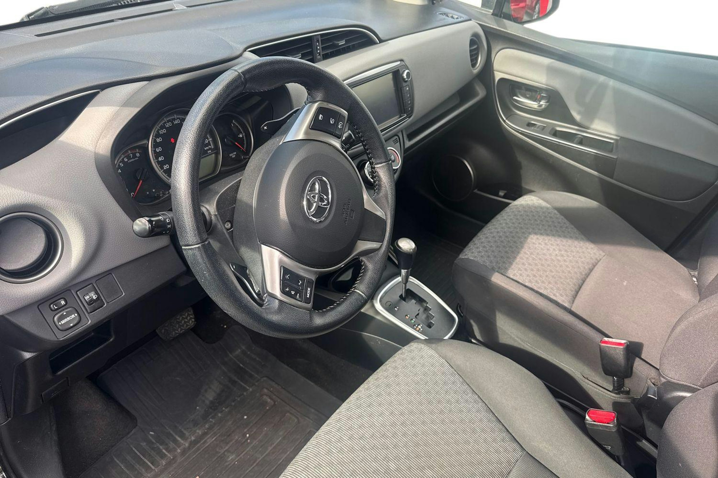 musta Toyota Yaris 2015 kuva 3.