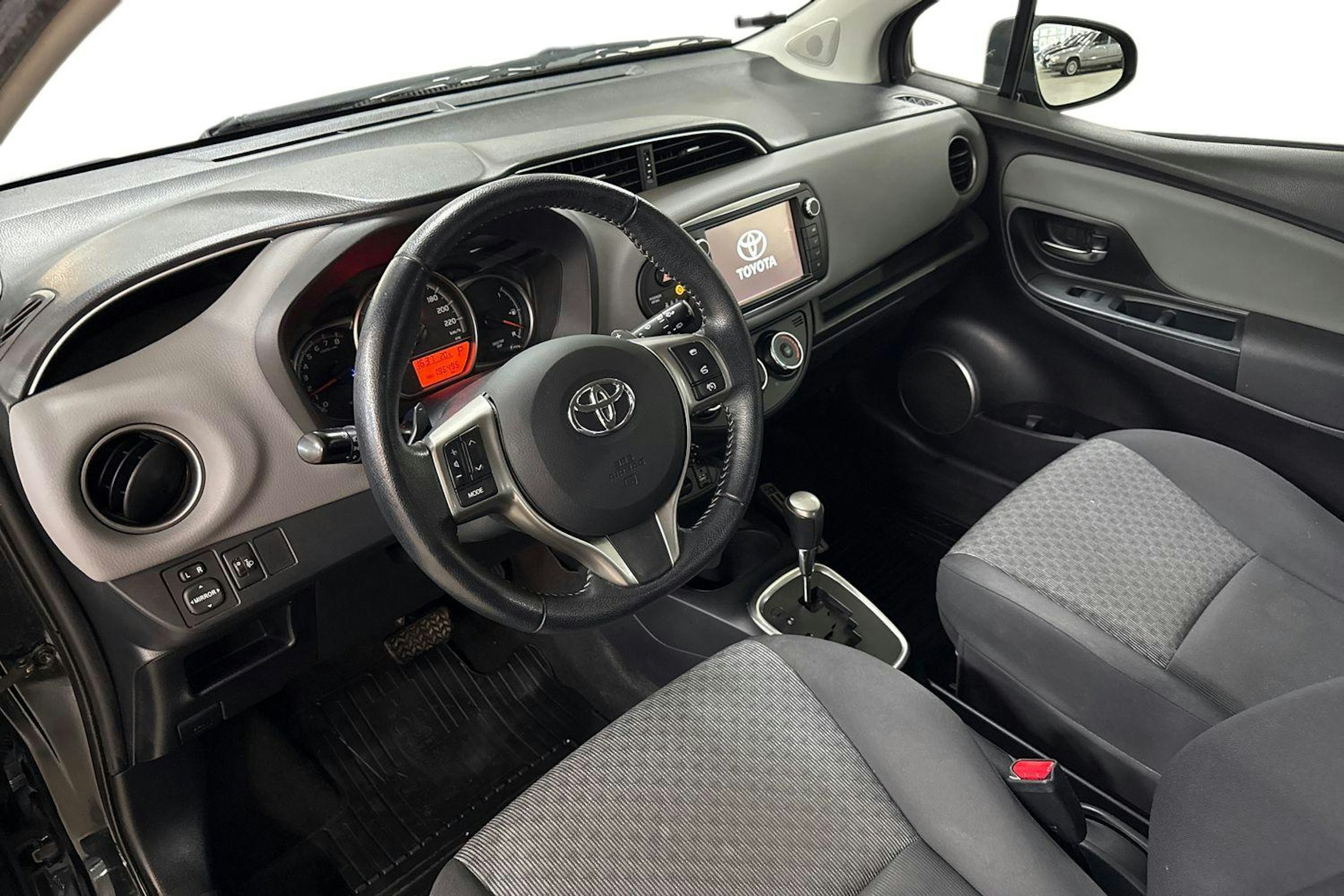 musta Toyota Yaris 2015 kuva 7.