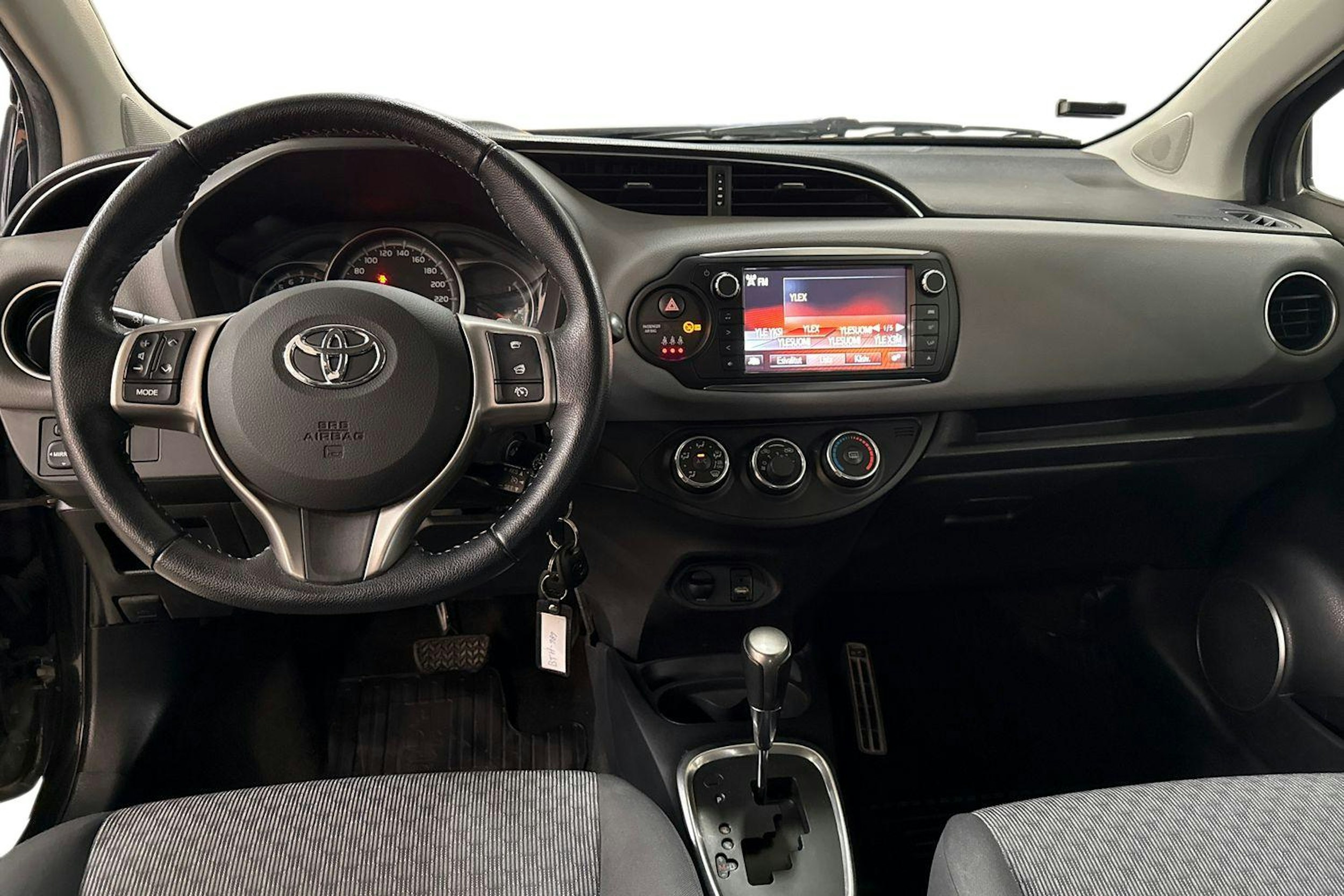 musta Toyota Yaris 2015 kuva 9.