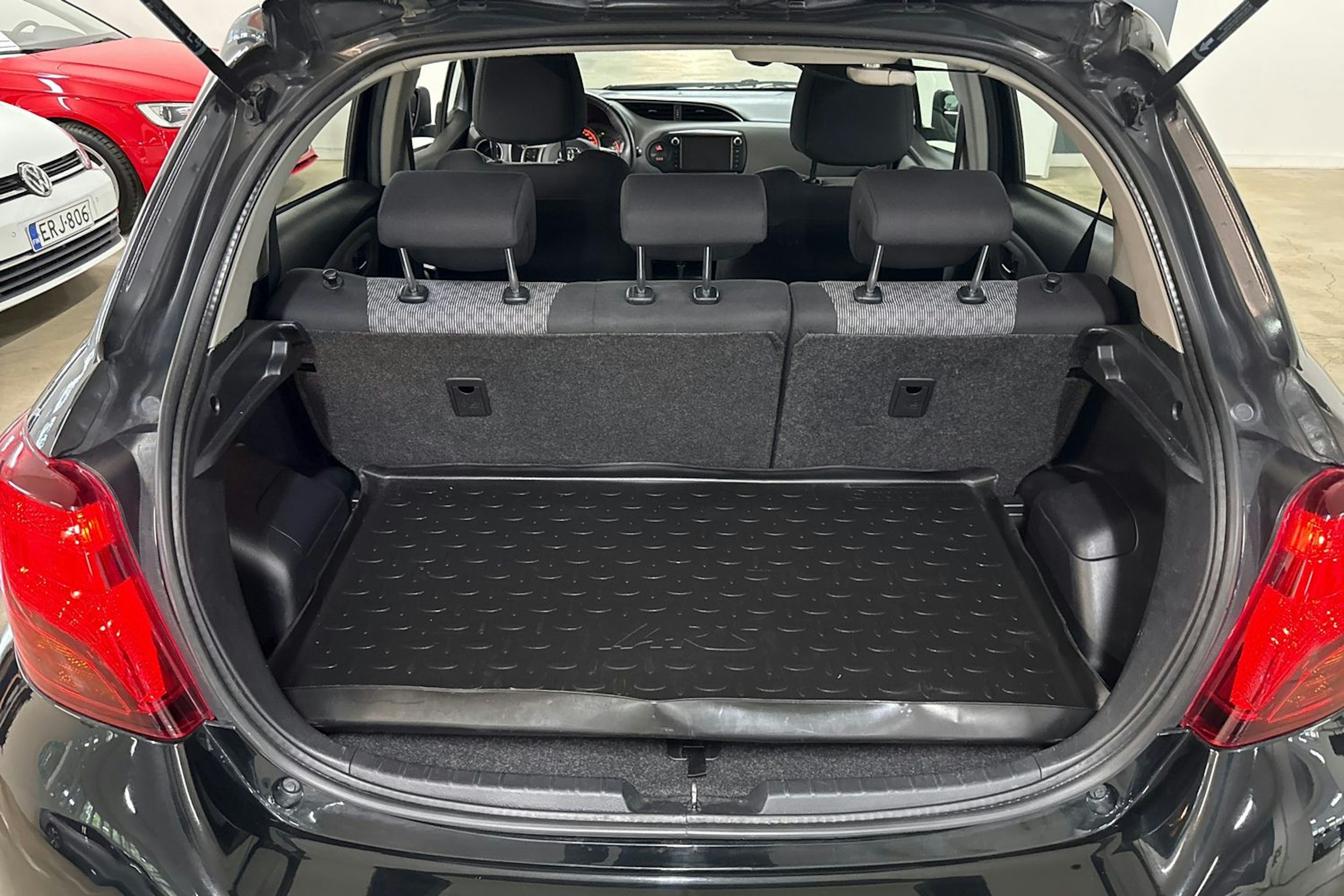 musta Toyota Yaris 2015 kuva 14.