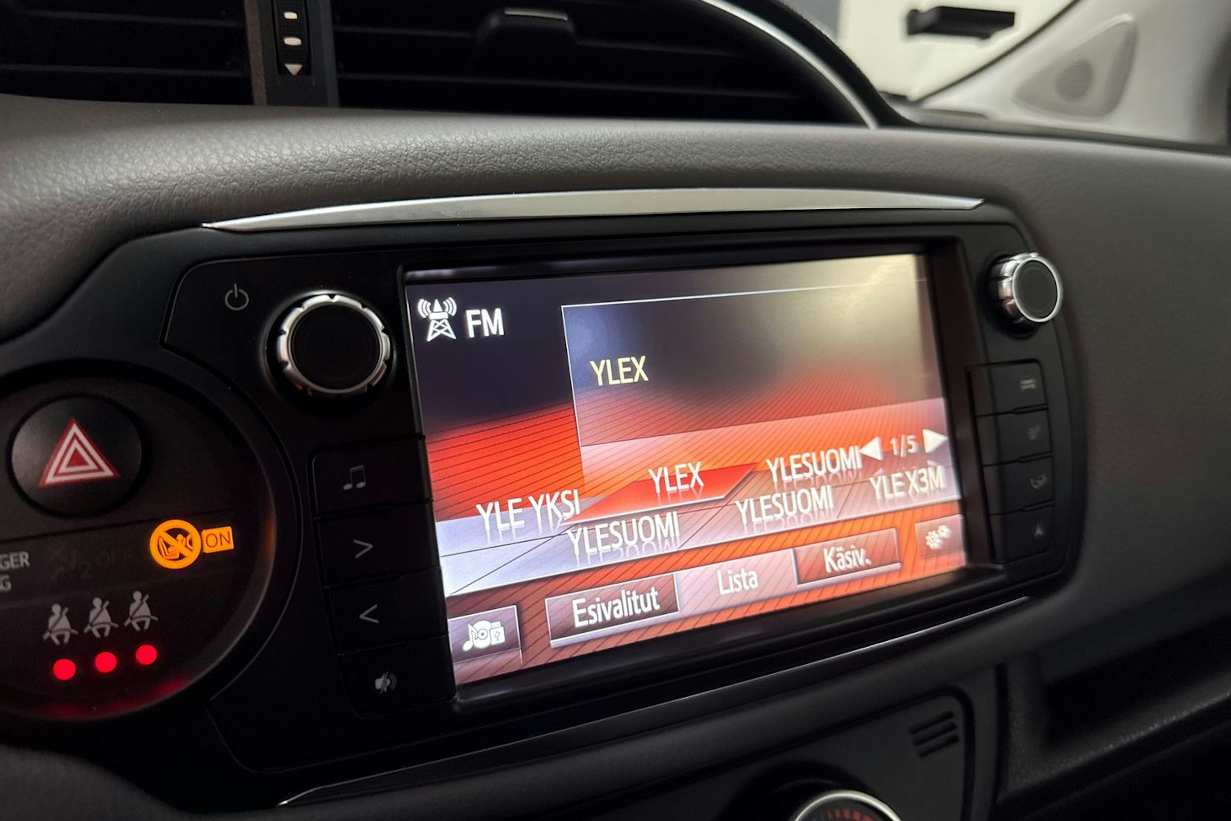 musta Toyota Yaris 2015 kuva 18.