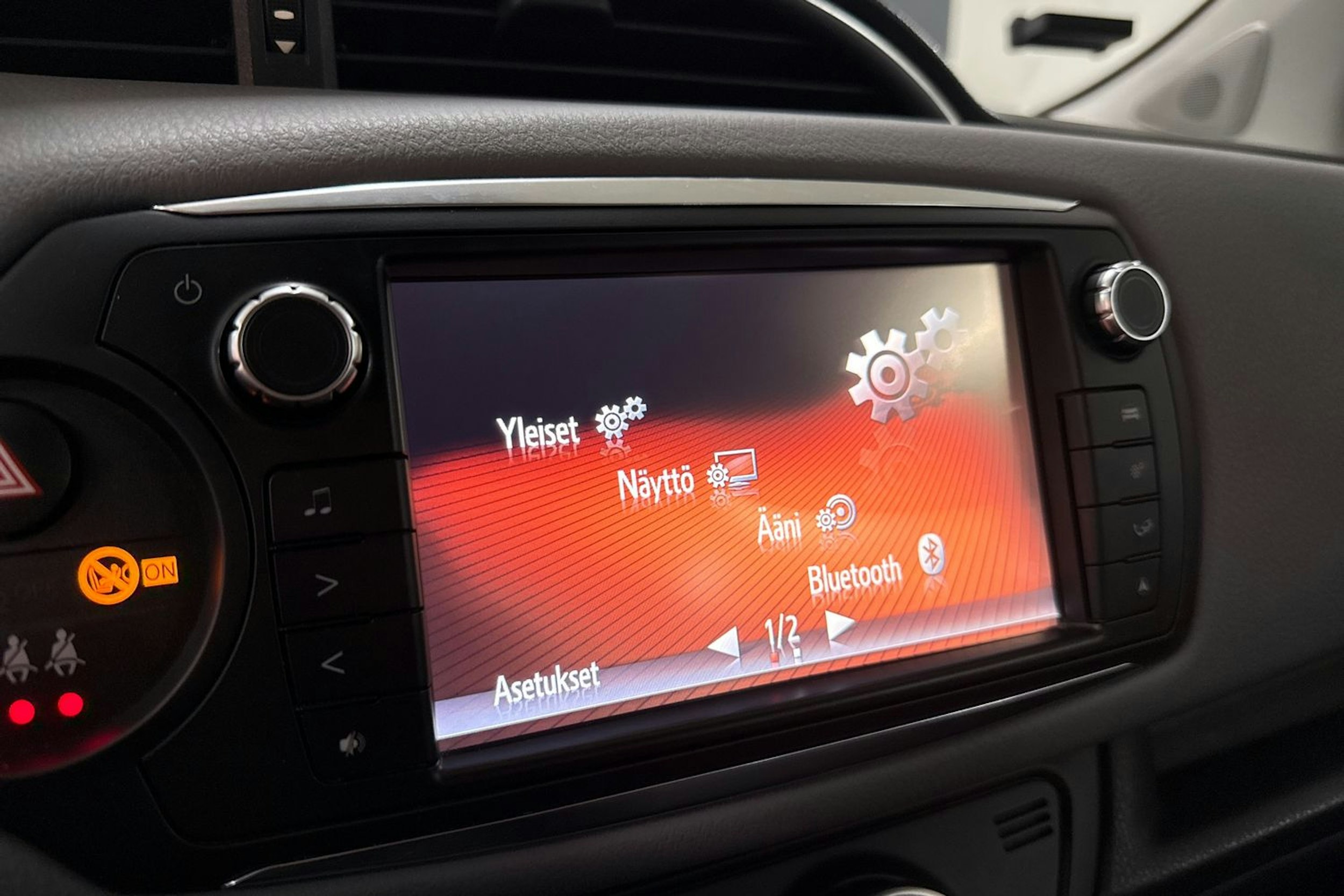 musta Toyota Yaris 2015 kuva 19.