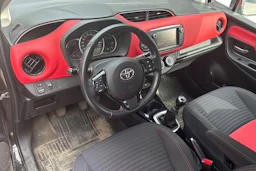 musta Toyota Yaris 2015 kuva 3.
