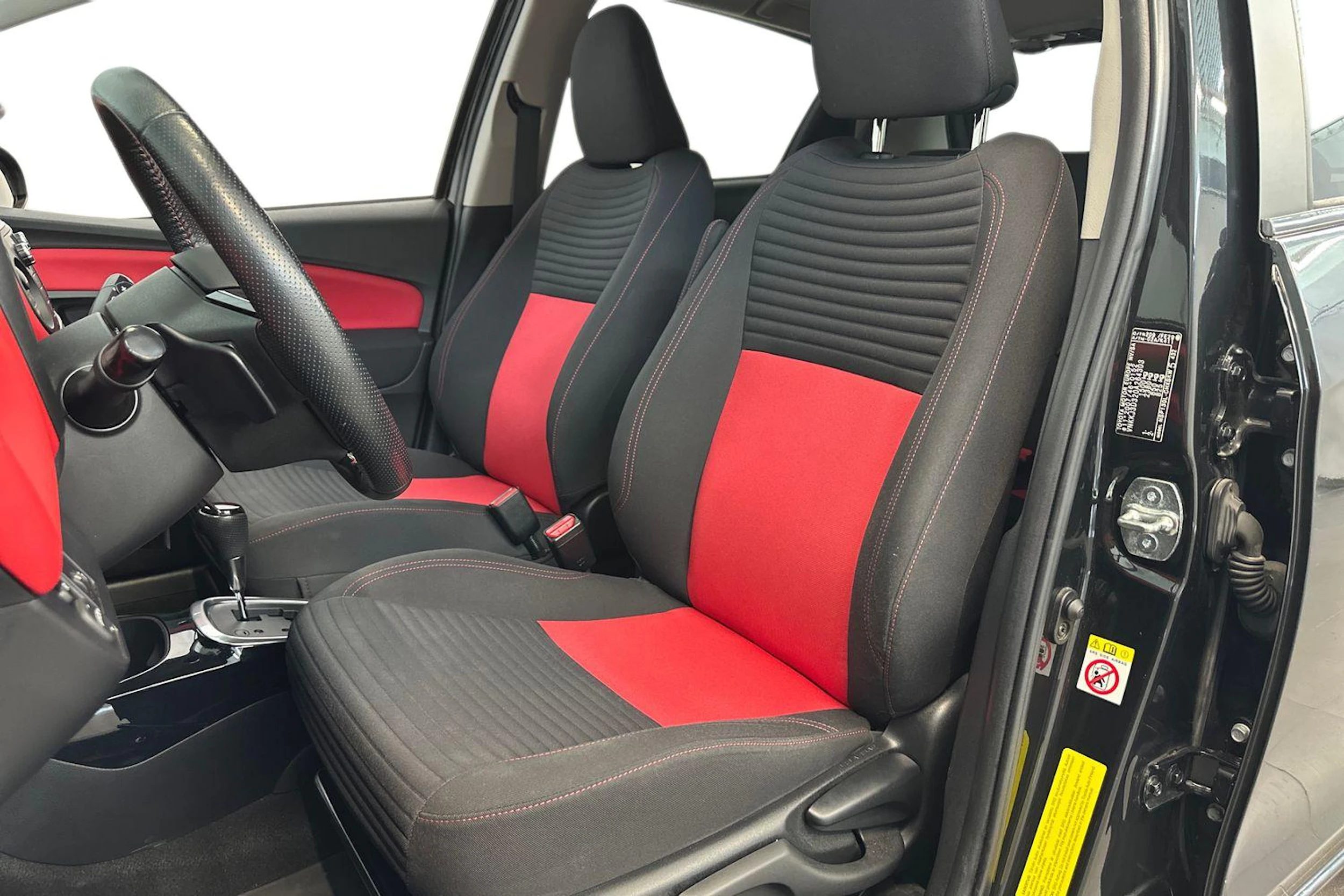 musta Toyota Yaris 2015 kuva 7.