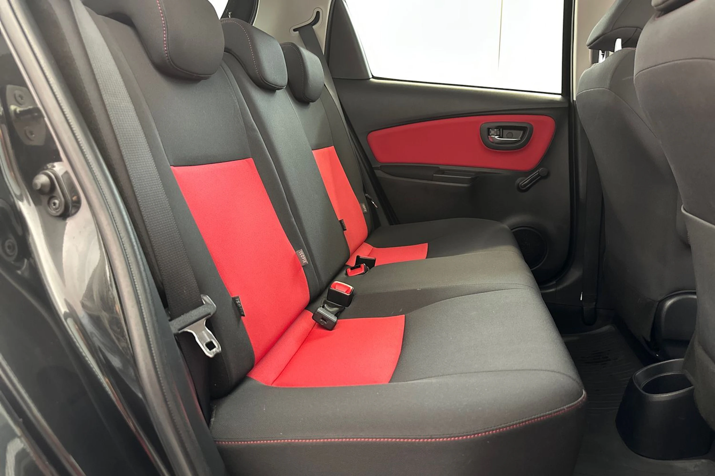 musta Toyota Yaris 2015 kuva 10.