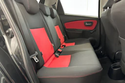musta Toyota Yaris 2015 kuva 10.