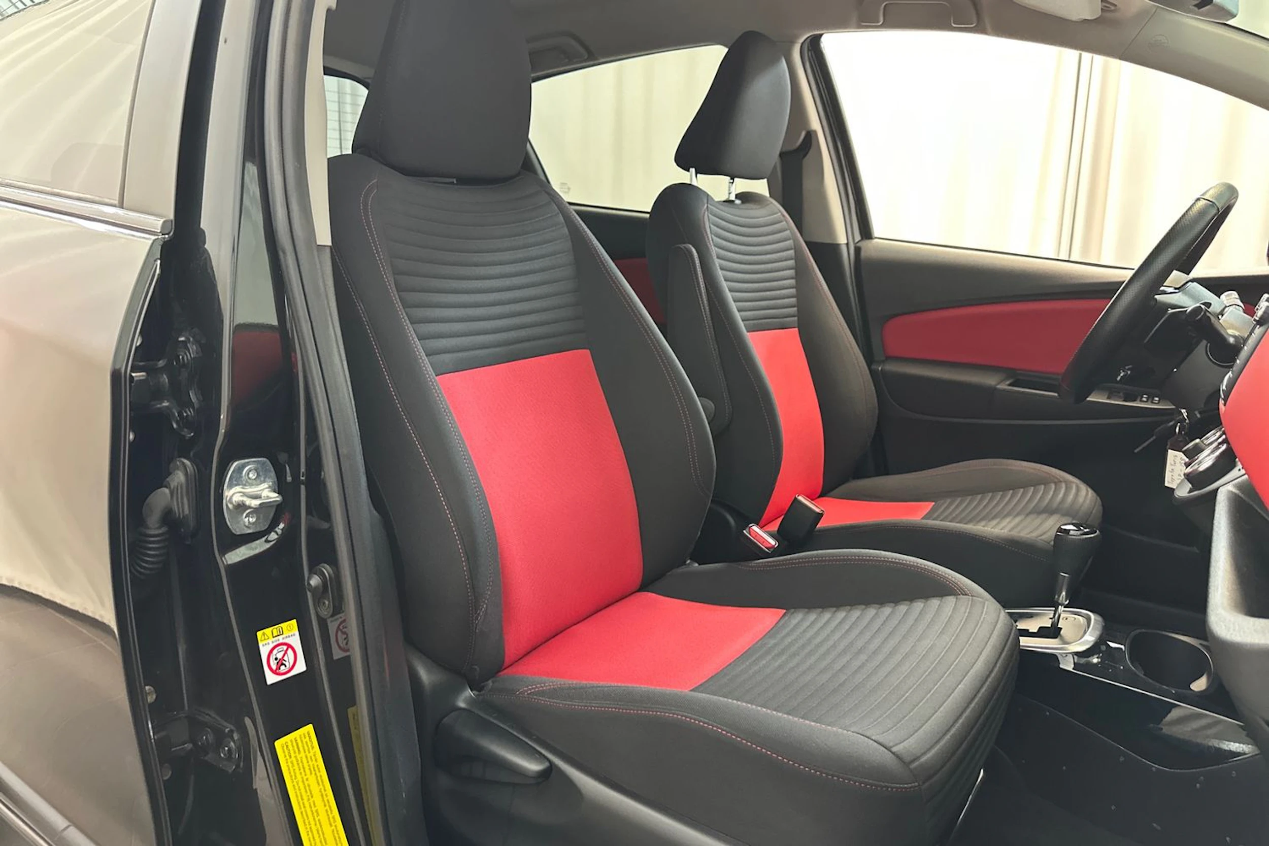 musta Toyota Yaris 2015 kuva 11.