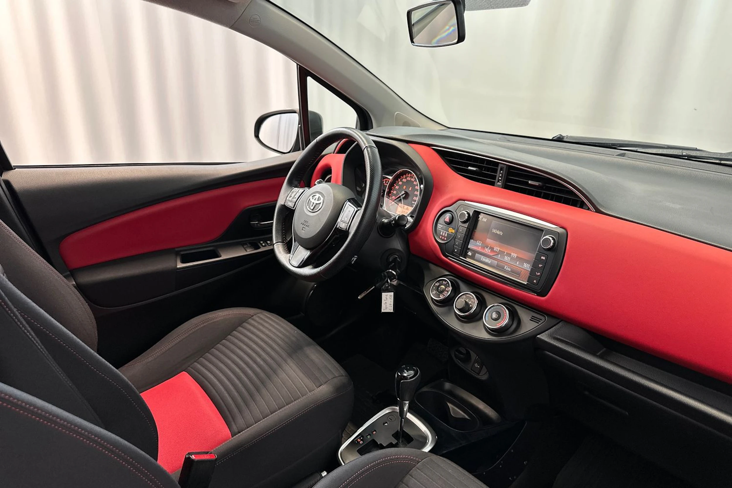 musta Toyota Yaris 2015 kuva 12.