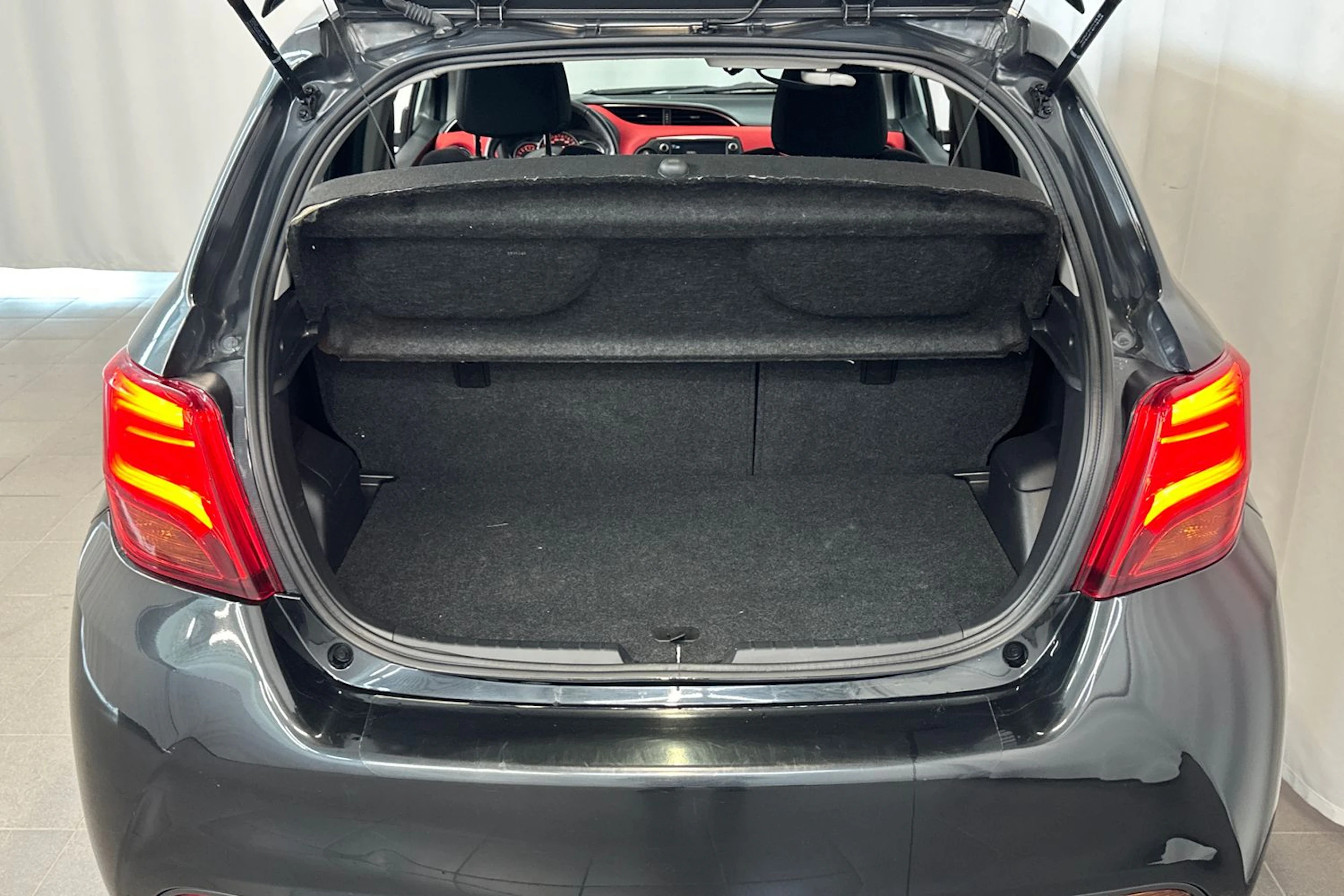 musta Toyota Yaris 2015 kuva 13.