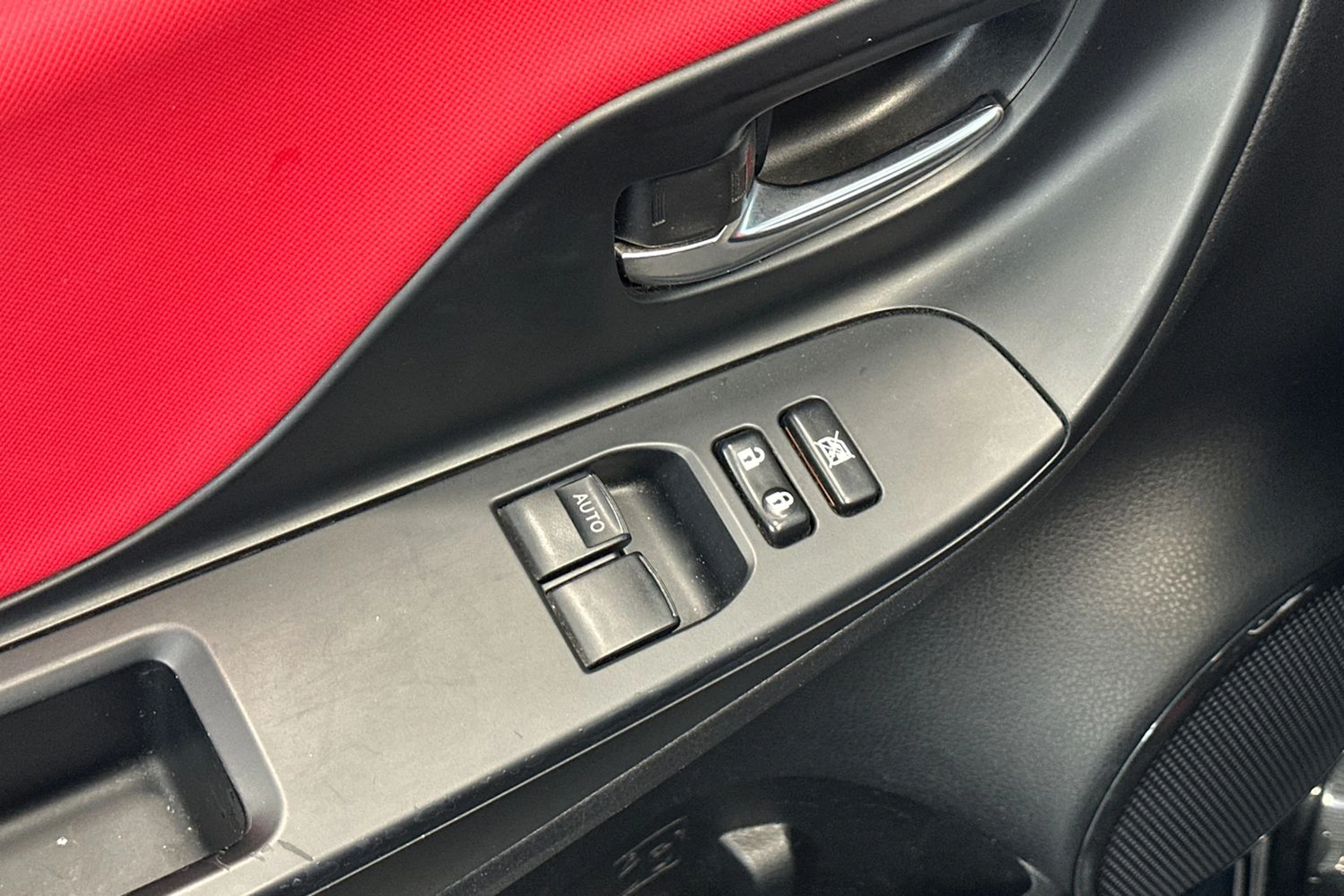musta Toyota Yaris 2015 kuva 15.