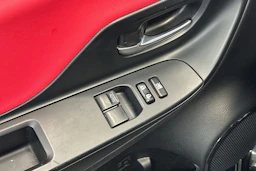 musta Toyota Yaris 2015 kuva 15.