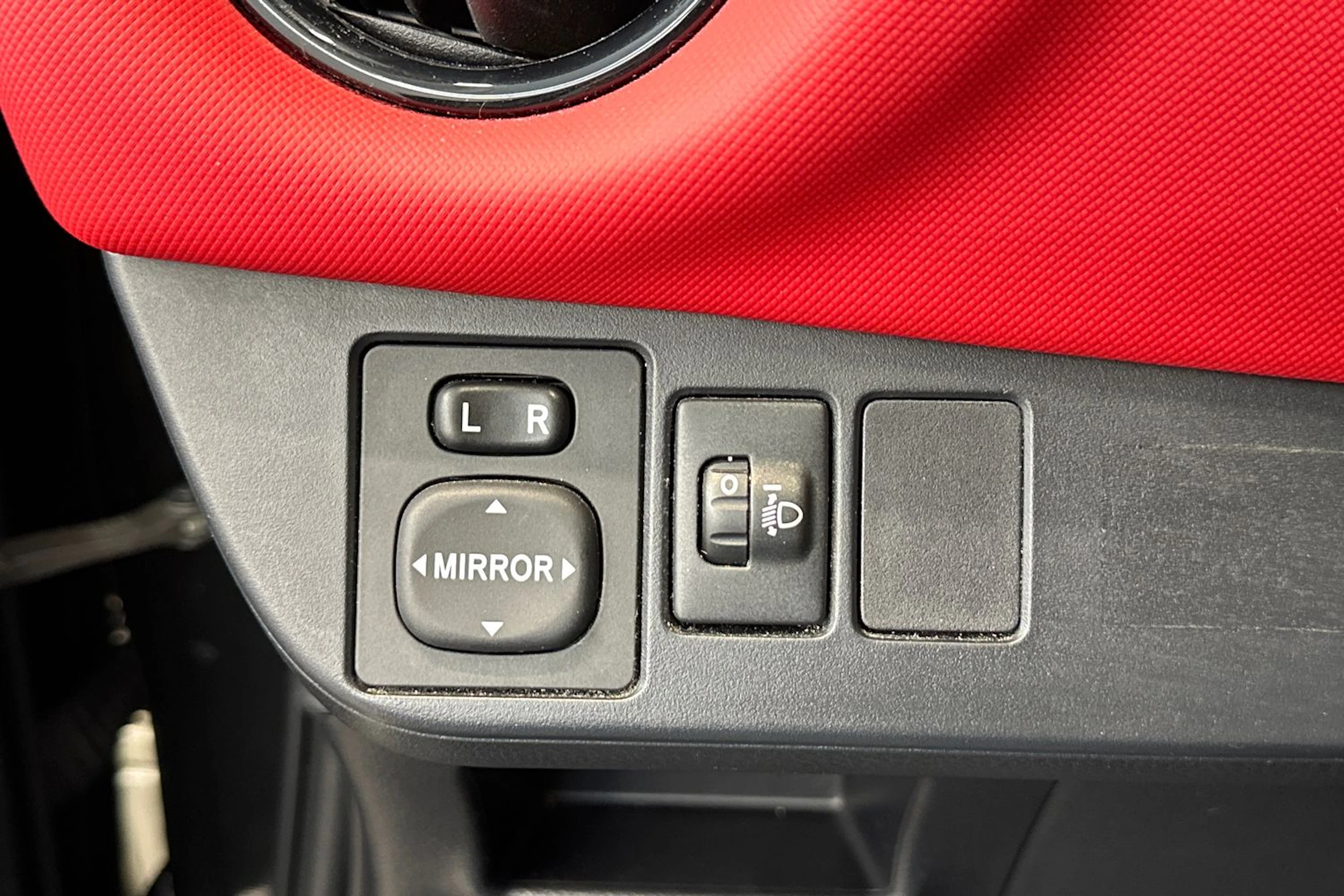 musta Toyota Yaris 2015 kuva 16.
