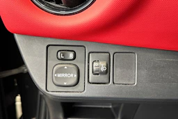 musta Toyota Yaris 2015 kuva 16.