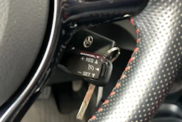 musta Toyota Yaris 2015 kuva 19.