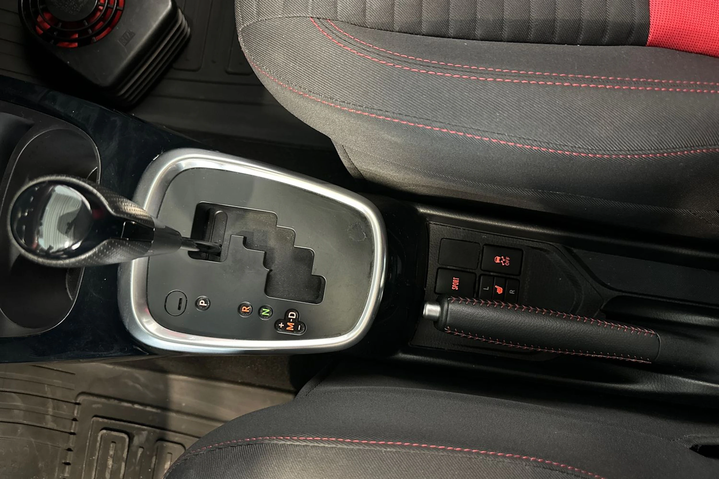 musta Toyota Yaris 2015 kuva 21.