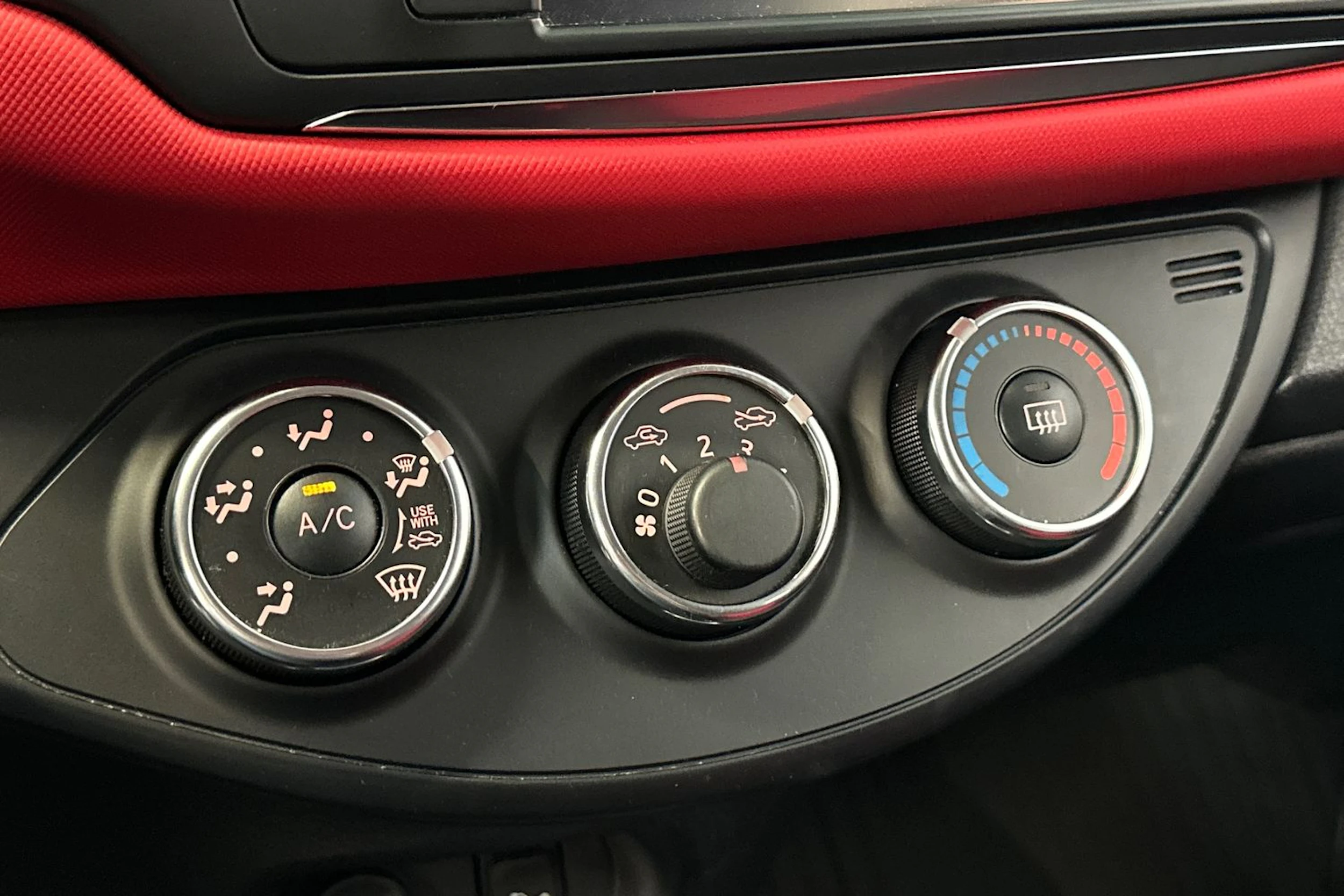 musta Toyota Yaris 2015 kuva 22.