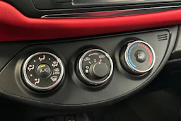 musta Toyota Yaris 2015 kuva 22.