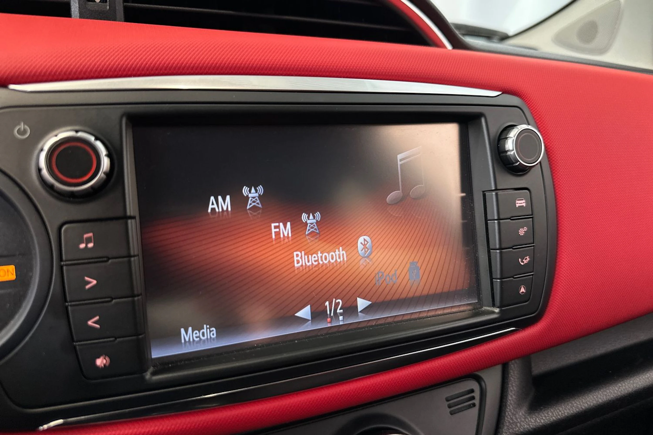 musta Toyota Yaris 2015 kuva 23.