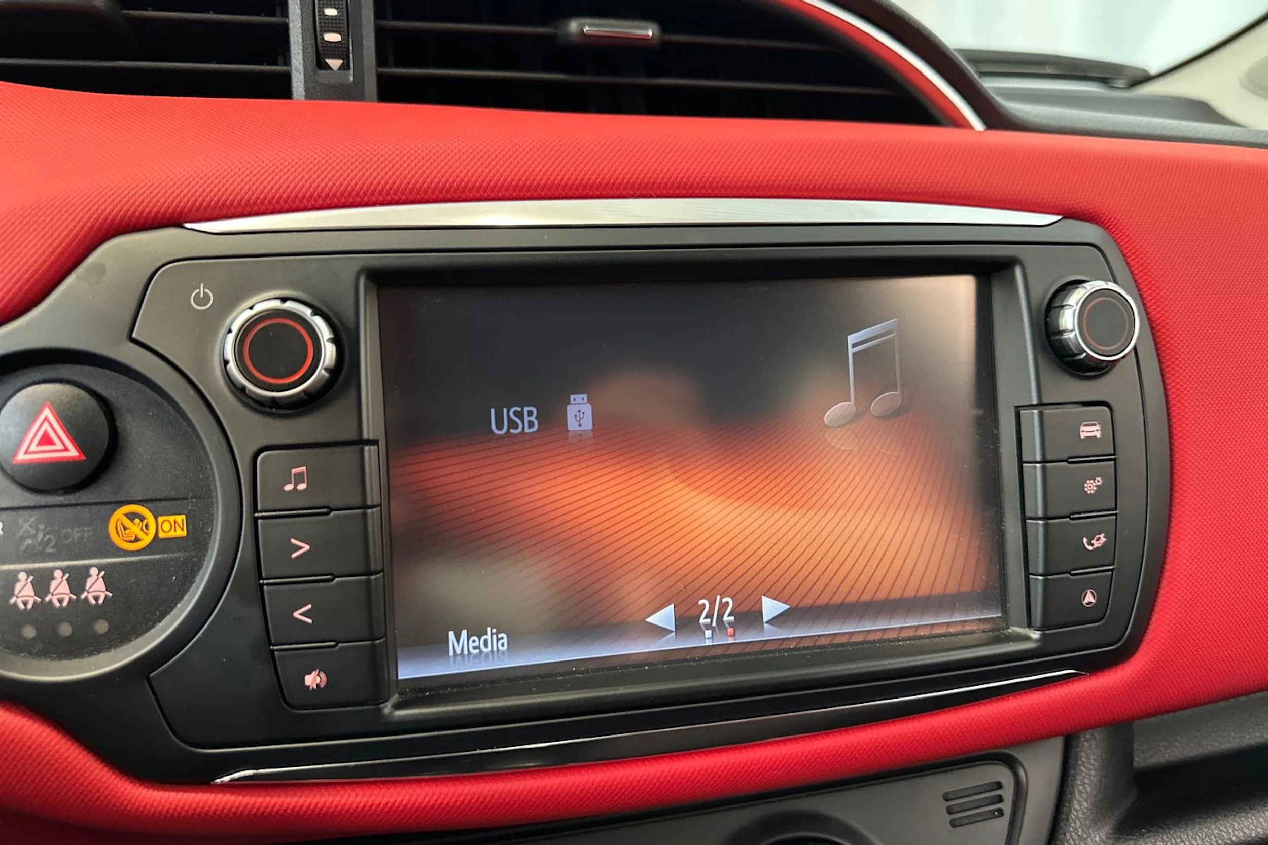 musta Toyota Yaris 2015 kuva 24.