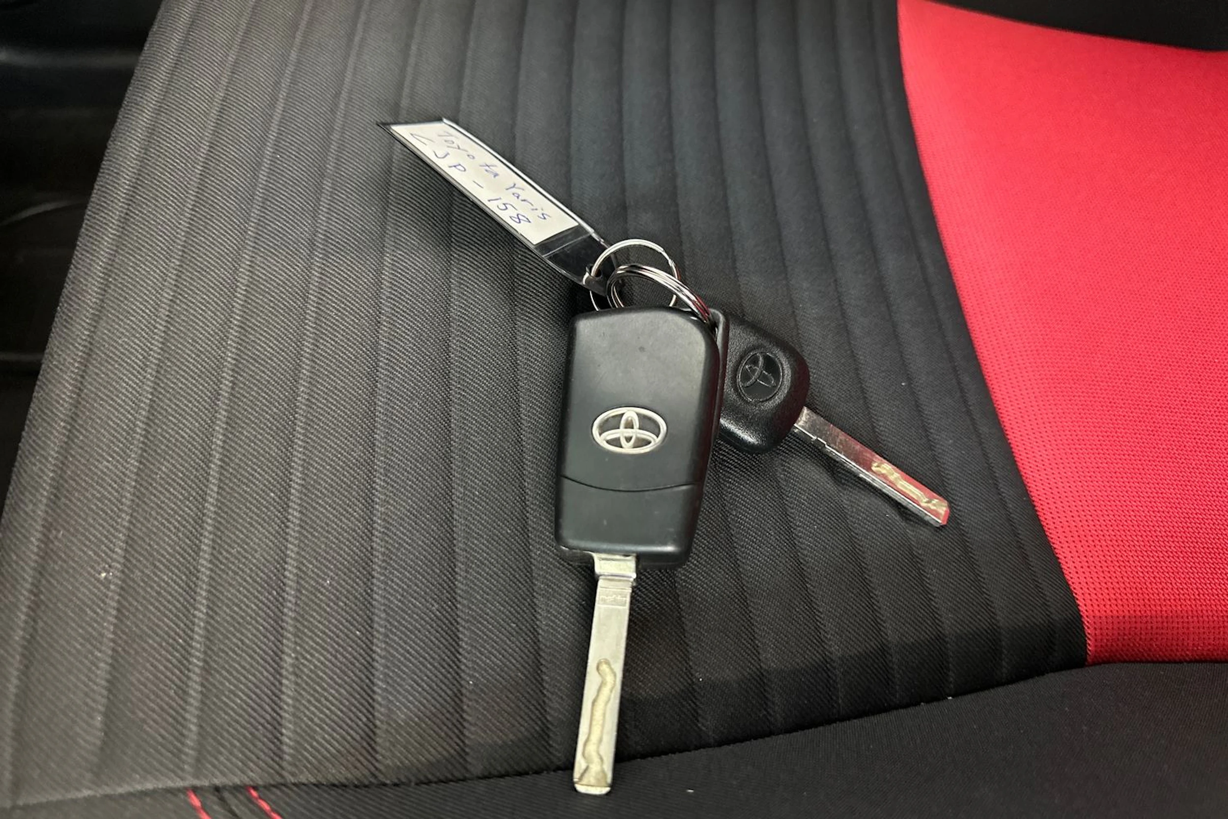 musta Toyota Yaris 2015 kuva 27.