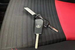musta Toyota Yaris 2015 kuva 27.