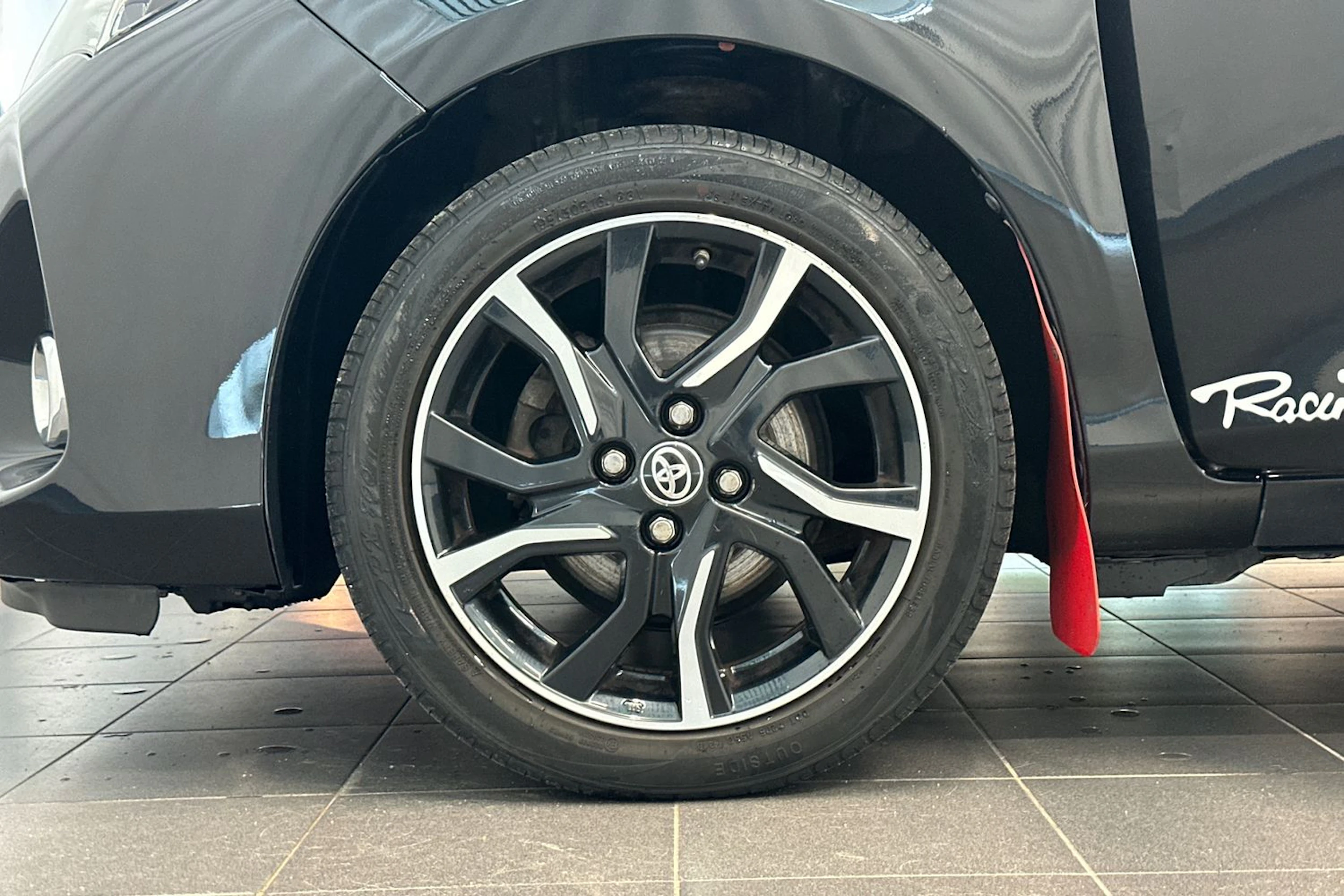 musta Toyota Yaris 2015 kuva 28.